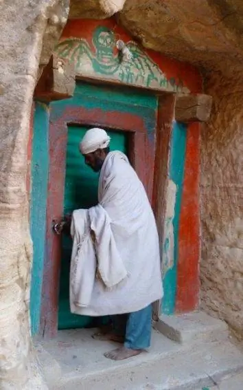 За этой дверью находится огромная церковь, высеченная в скале.