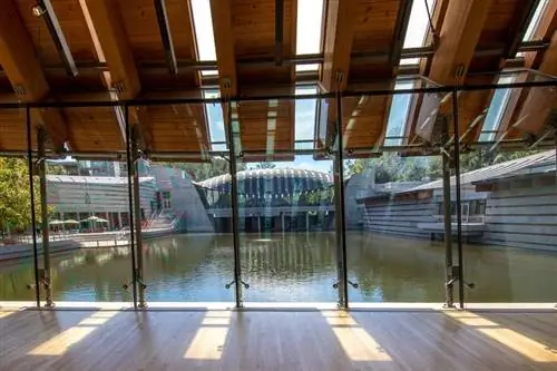 Вдалеке виден музейный ресторан Eleven, названный в честь дня открытия Crystal Bridges, 11 ноября 2011 года. Вдалеке виден музейный ресторан Eleven, названный в честь дня открытия Crystal Bridges, 11 ноября 2011 года.