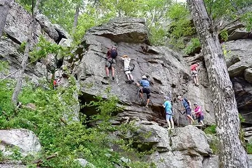 Альпинисты проходят разные маршруты в HCR. Фото Horseshoe Canyon Ranch Adventures. Альпинисты проходят разные маршруты в HCR. Фото Horseshoe Canyon Ranch Adventures.