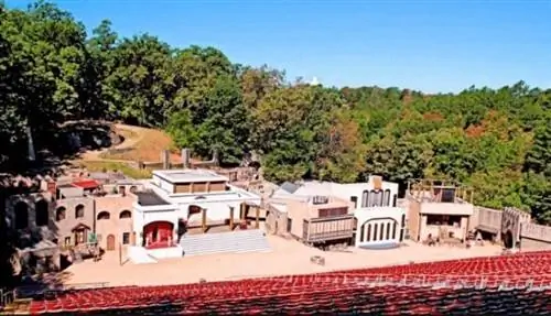 Дом в Эврика-Спрингс, где ежегодно проходят живые представления Great Passion Play в открытом амфитеатре. Дом в Эврика-Спрингс, где ежегодно проходят живые представления Great Passion Play в открытом амфитеатре.