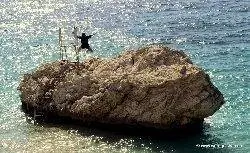 Прыжок со скалы на албанском побережье.