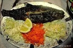 Тарелка местной форели, только что пойманной и приготовленной на гриле.