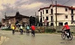 На велосипеде через Корче под дождем.