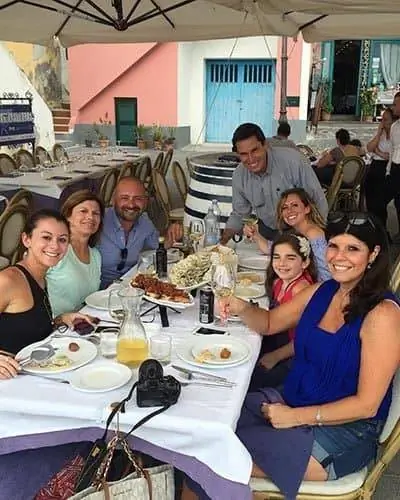 Женщины обедают с местным Марио на острове Прочида. Фото Travel Italian Style безопасное дорожное движение