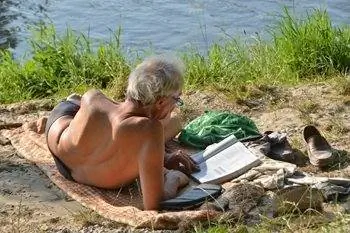 Наслаждаясь солнцем на реке Изар в Мюнхене. На фото Соня Старк.