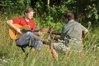 Гитарист в поле у реки Изар
