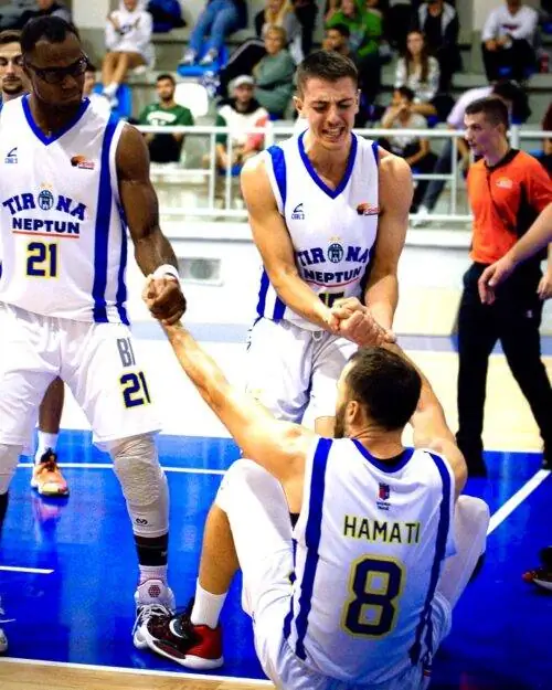 Помогаю своему товарищу по команде после того, как он был сбит с ног.