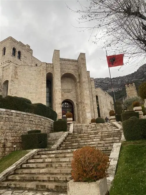 Музей Скандерберга в близлежащем красивом горном городе Круе.