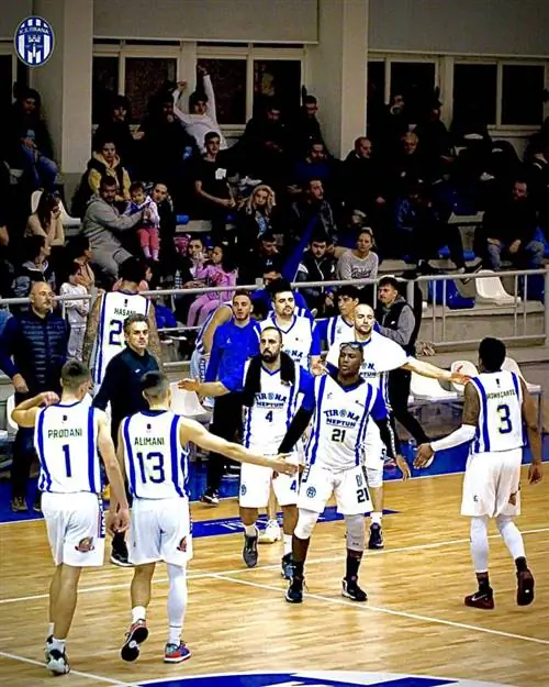 Дай пять моим товарищам по команде во время перерыва в игре.