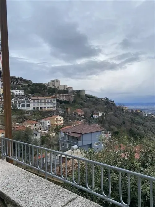 Сайты из Круе. Рядом город с прекрасным видом.