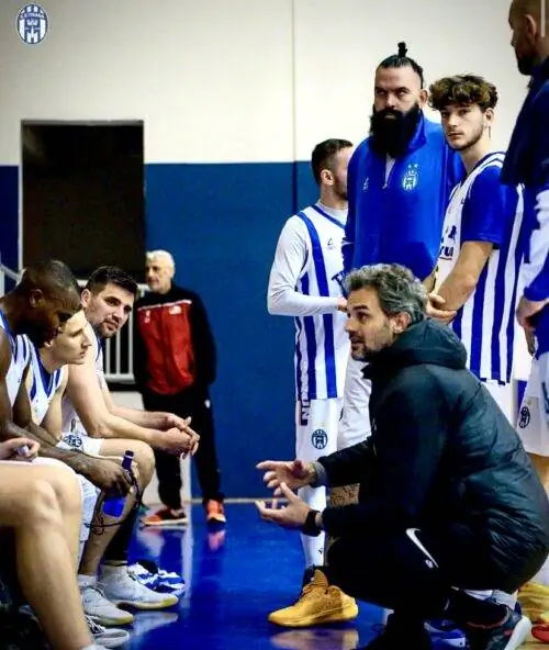 Тренер инструктирует нас во время игры.