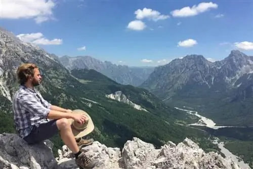 Удивительный вид с вершины хребта на долину Вальбонэ.