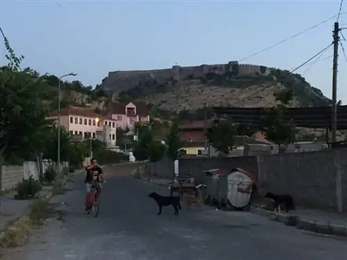 Замок Розафа на вершине холма резко контрастирует с неухоженной окраиной Шкодера внизу.