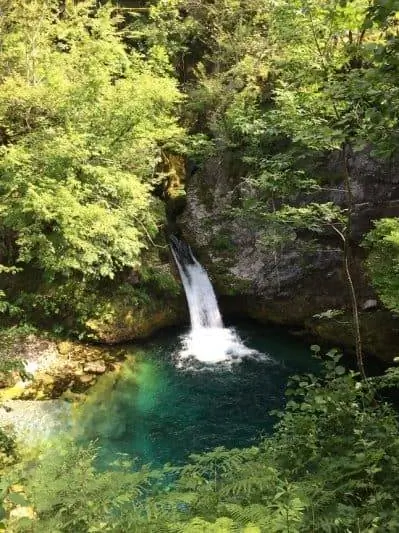 Сказочный Голубой Глаз рядом с Грунасом, к югу от Тета.