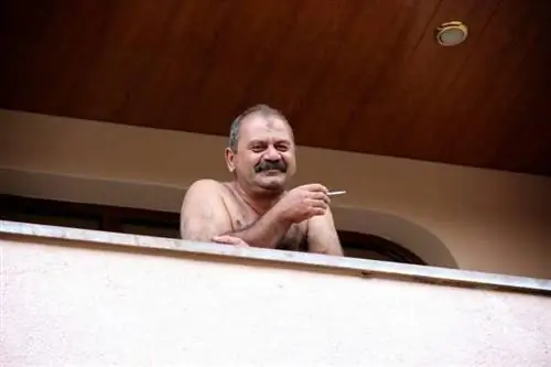 Улыбающийся мужчина. Местные жители очень дружелюбны в стране.