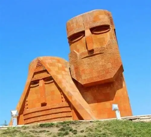 ImageМы - наши горы Мемориал «Бабушка-дедушка» в Степанакерте