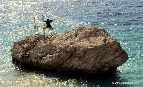 Прыжок со скалы в море.