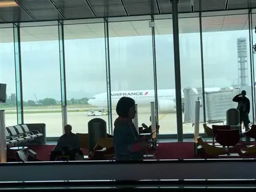 Терминал в Шарль-де-Голль, Париж. Умные преимущества от Allianz помогут всем путешественникам в случае задержки рейса или потери багажа.