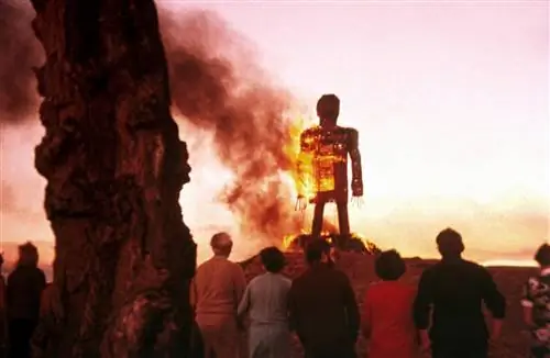 Козы венчают цветочные леса и скалы путешествуют по пейзажам народного ужаса