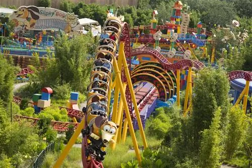 Американские горки Slinky Dog в «Стране Истории игрушек», новом мире фантазий голливудской студии Диснея. Американские горки Slinky Dog в «Стране Истории игрушек», новом мире фантазий голливудской студии Диснея.