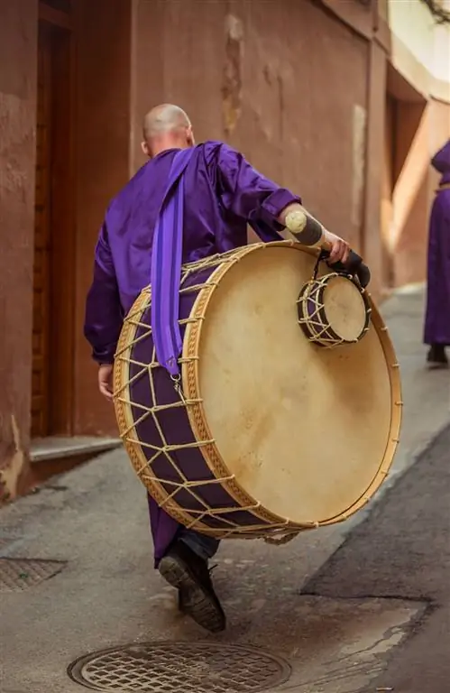 Каландино с барабаном на Страстной неделе в Каланде.