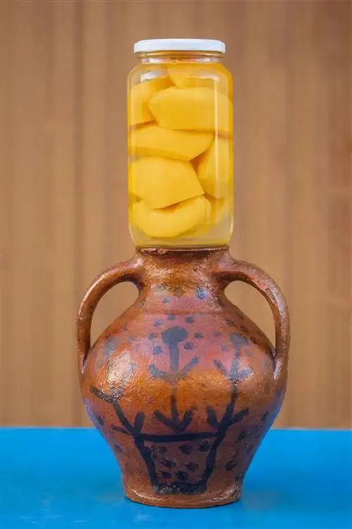 Персики и керамика из Каланды