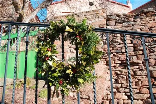 Научитесь делать венки из остролиста в Онкале