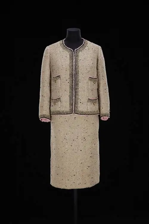 Твидовый костюм из коллекции Chanel Haute Couture oi 196162
