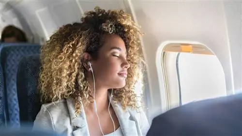 Летать, порой, не в удовольствие: так страдает тело в самолете
