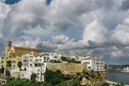 Маон, столица Менорки, является самой восточной точкой Испании.