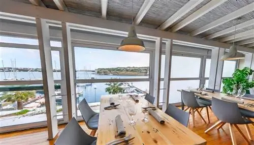 Попробуйте рис paratisolo в ресторане El Rais с видом на море.