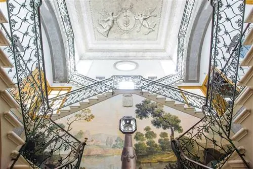 Внушительная лестница в Ca nOliver, майонезном буржуазном доме.