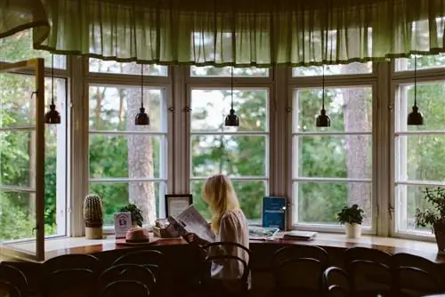 девушка читает газету в Пюйникках