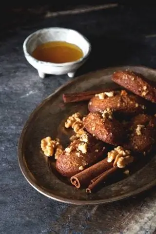 В этимологии самого слова melomakarono мы находим происхождение этого греческого десерта macaroni, что означает…