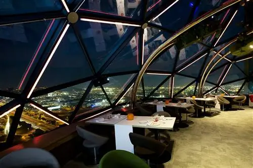 Шоу на высоте 105 метров.