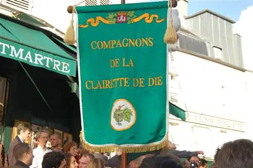 Знамя Compagnons de la Clairette de Die на Фестивале урожая на Монмартре