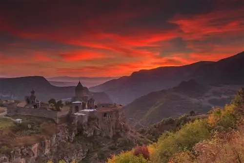 татевский монастырь в армении на закате