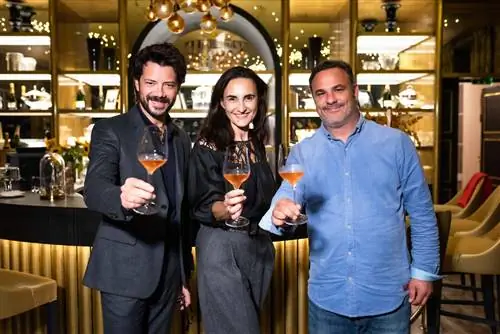 Берта де Пабло, генеральный директор Moët Chandon, с Альваро Морте и Анхелем Леоном произносят тосты с Grand Vintage Ros 2015…