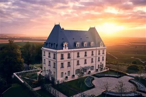 Южный фасад Chateau Moët Chandon France на закате