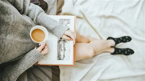 человек пьет кофе во время чтения
