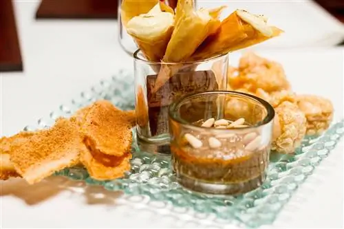 Небольшой стакан аджопринги и варенья