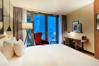 Номер с видом на аквариум в отеле Radisson Collection Berlin.