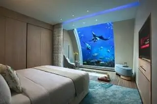 Подводный люкс Equarius Ocean Suites с видом на аквариумных рыбок в Resorts World Sentosa.