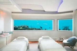 Два носилки в подводном спа Huvafen Fushi с панорамным видом на риф.