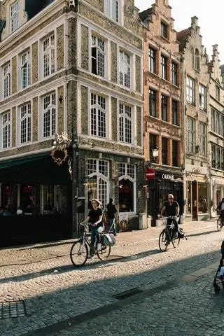 Во Фландрии передвигаться на велосипеде не только весело, но и наиболее практично и экологично!Вы можете ездить на двух колесах без…