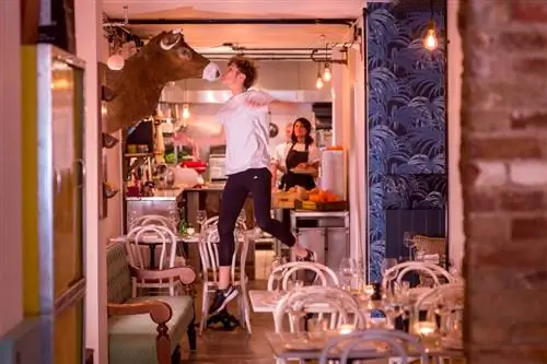 Мальчик целует лошадь на стене в торговом центре Лондона