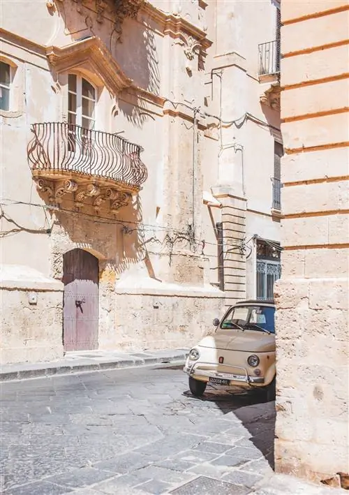 Fiat 500 на улице барокко Ното.