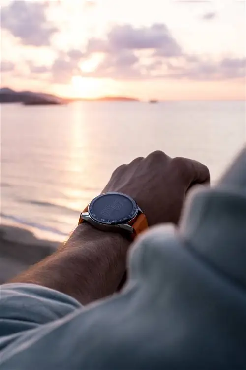 Борха Вильялобос носит часы TAG Heuer Connected Watch Summer Edition.