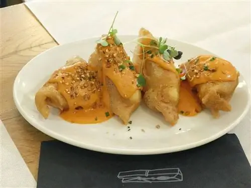 Маленькие пакеты кирпичной пасты со сливочным сыром из лука-порея и креветками в La Azotea.