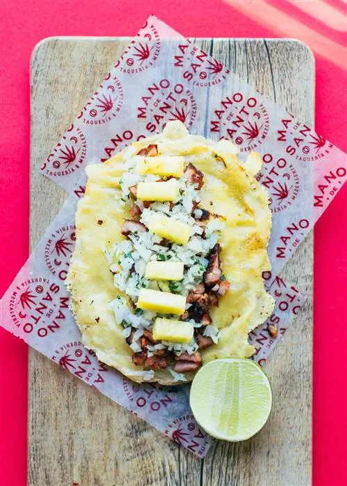 Taco al pastor с чичаррон-де-кесо в Мано-де-Санто.